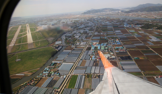 2018년 정부를 상대로 김해공항 소음피해 손해보상청구 소송을 제기한 부산 강서구 딴치마을(왼쪽 아래) 일대. 부산지법은 9월 열린 2심에서 “85웨클 넘는 지역 거주민에게 소음피해를 보상하라”며 정부 패소 판결을 내렸다. 정종회 기자 jjh@