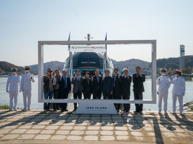 이연승 한국해양교통안전공단(KOMSA) 이사장(왼쪽에서 일곱 번째)이 지난 달 30일 경기도 가평군 자라섬 일대에서 열린 북한강 친환경 유람선 사업 설명회에 참석, ‘친환경 전기추진선박 건조 과정’ 등을 논의한 후 김성기 가평군수 일행과 함께 기념 촬영을 하고 있다. KOMSA 제공
