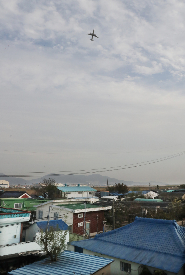 김해공항 활주로에서 직선거리가 700m도 채 되지 않는 부산 강서구 딴치마을 위로 지난 2일 비행기가 굉음을 내며 이륙하고 있다. 강선배 기자 ksun@
