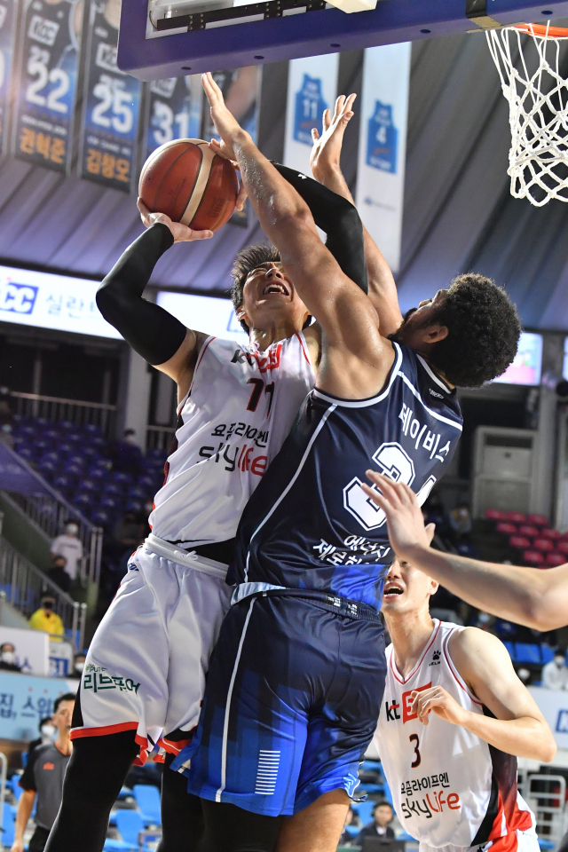 부산KT 양홍석(왼쪽)이 지난 2일 전주실내체육관에서 열린 프로농구 전주 KCC와 원정 경기에서 골밑슛을 시도하고 있다. KBL제공