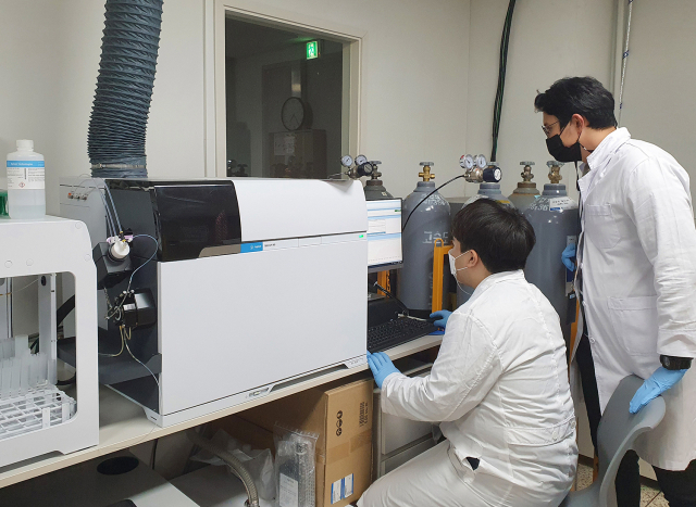 KTL 연구원의 선박용 수처리 분야 시험평가 연구개발 장면. KTL 서울분원(구로구 소재). KTL 제공