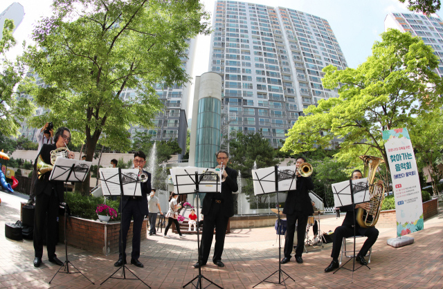 부산시립예술단노동조합 소속 음악가들이 지난 여름 부산 부산진구의 한 아파트에서 코로나19 장기화로 지친 주민들을 위로하는 베란다 음악회를 열고 있다. 부산일보DB