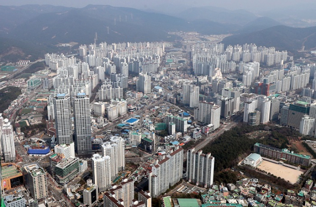 부산지역 아파트 가격이 1주일만에 0.37%가 올라 한국감정원이 통계로 제공하는 2012년 이후 역대 최고를 기록했다. 사진은 부산 해운대 신시가지 전경. 부산일보 DB