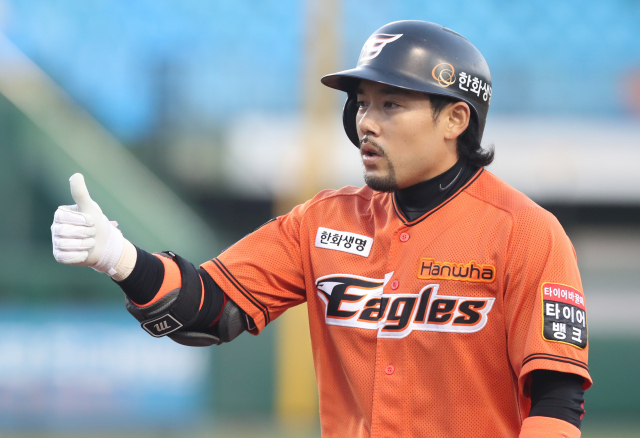 지난 10월 경기에 출장한 이용규가 적시타로 타점을 올리고 엄지 척을 하고 있다. 연합뉴스