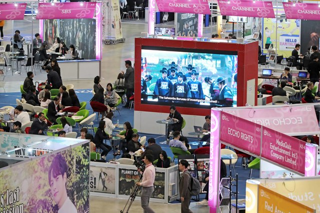 지난해 5월 부산 해운대구 벡스코에서 열린 '부산콘텐츠마켓(BCM) 2019'에서 참가자들이 전시장을 둘러보고 있다. 부산일보DB