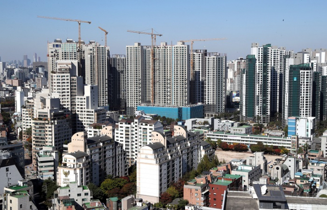 올해 주택분 종합부동산세를 고지받은 3명 중 2명은 100만원 이하 금액을 납부하는 것으로 나타났다. 공시가격 상승으로 올해 처음 종부세를 내는 사람들 상당수는 수십만원대의 종부세를 내게 된다. 사진은 서울 서초구 아파트와 건물들의 모습. 연합뉴스