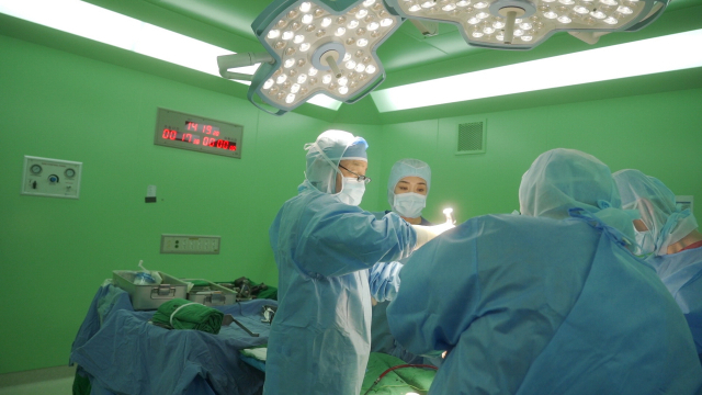 서승석 해운대부민병원 병원장이 퇴행성 관절염 환자에게 무릎 인공관절 수술을 하고 있다. 부산일보DB