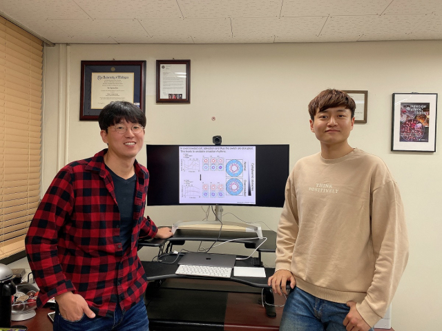 (왼쪽부터) 김재경 교수, 김대욱 박사과정. KAIST 제공