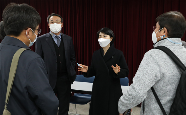 한국해양교통안전공단(KOMSA) 이연승 이사장이 지난 6일 사천 삼천포수협 대회의실에서 열린 ‘표준어선형 제도 설명회’에 참석한 어업인 등 관계자들에게 제도의 취지와 목적 등을 상세히 설명하고 있다. KOMSA 제공