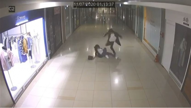 부산 북구 덕천지하상가 폭행 장면. SNS 캡처