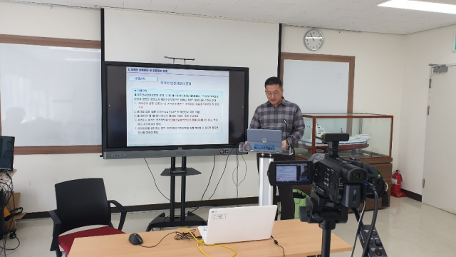 지난 4일 한국해양교통안전공단(KOMSA) 연구동에서 내부교수 요원인 이문규 운항제도실장이 ‘2020년 여객선 안전관리책임자 비대면 법정교육’을 위해 실시간 온라인 강의(Live)를 진행하고 있다. KOMSA 제공