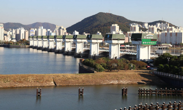 낙동강 하굿둑 수문을 완전히 개방할 경우 하천 상류 30km 이내 시설물에 염분 피해가 발생하는 것으로 나타났다. 부산 사하구 을숙도 수자원공사 전망대에서 본 낙동강 하굿둑. 정종회 기자 jjh@