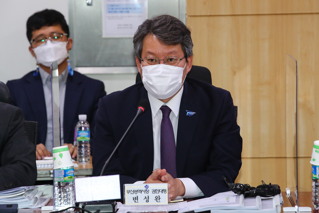 부산시 여 야 정 예산정책협의회 변성완 부신시장 권한대행이 28일 오후 국회 의원회관에서 열린 부산시 여 야 정 예산정책협의회에서 발언 하고 있다. 김종호 기자 kimjh@ 2020.10.28 부산일보DB