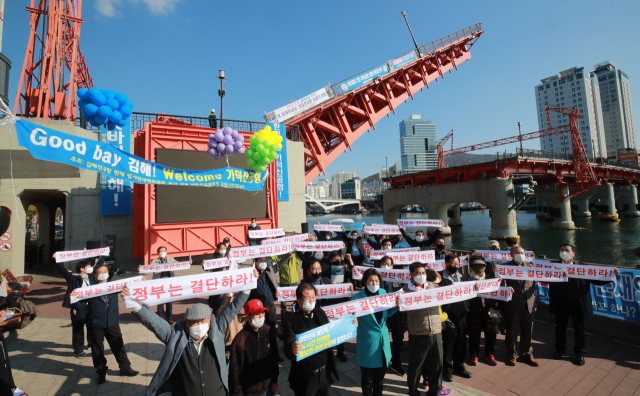 11일 오후 부산 중구 영도대교 앞에서 가덕신공항유치국민행동본부 등 부울경 시민단체 회원들이 영도대교 도개 시간에 맞춰 가덕신공항 유치를 촉구하는 시민결의대회를 열고 있다. 김경현 기자 view@