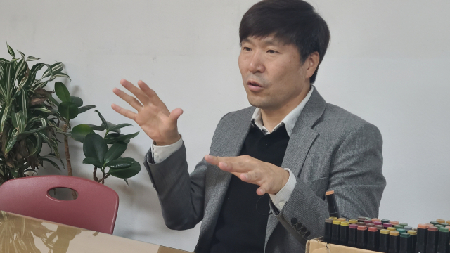 서울 인덕과학기술고등학교 이강은 교사는 학력을 중시하는 사회적 분위기가 아이들의 재능·소질 발굴을 가로막고 있다고 지적한다. 정수원 PD