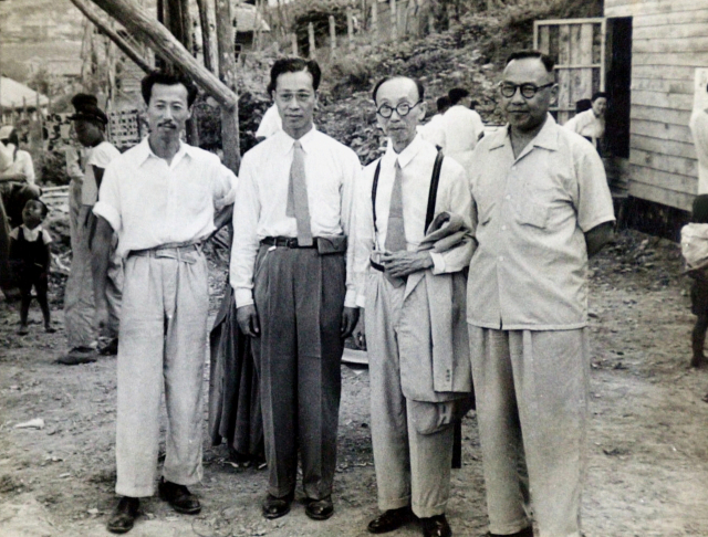 부산 부민동에서 1950년대 초 자유아동극장과 색동야학원을 운영할 당시 한형석(맨 왼쪽)과 그의 아버지 한흥교(왼쪽에서 세 번째) 선생. 부산일보DB