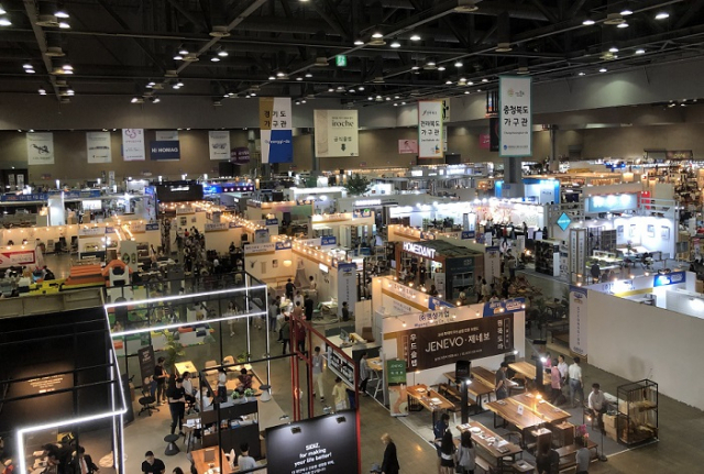 오는 19일부터 22일까지 경기도 일산 킨텍스에서 가구 산업 대표 단체인 대한가구산업협동조합연합회에서 개최하는 ‘제31회 한국국제가구 및 인테리어산업대전(코펀가구전시회)이 개최된다. 사진은 지난해 행사 모습.