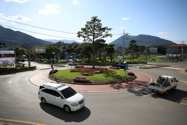 산청군이 산청읍 입구에 설치된 회전교차로 모습. 산청군 제공