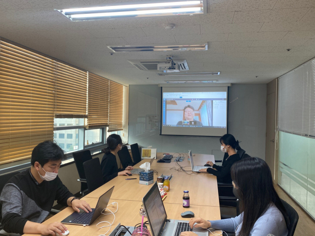 지난 13일 막을 내린 ‘2020 해양수산 기술사업화 대전’에서 참가 기업과 기관 관계자들이 화상상담을 하고 있다. KIMST 제공