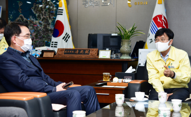 지난 13일 지심도 주민 이주 갈등 중재를 위해 거제를 방문한 국민권익위원회 권성태 부위원장(왼쪽)이 변광용 거제시장을 만나 민관 협의체 구성을 제안하고 있다. 거제시 제공