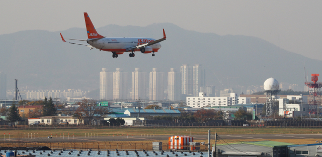 검증위 발표를 하루 앞둔 16일 부산 김해국제공항에 비행기가 착륙하고 있다. 부산일보DB