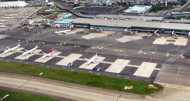 국무총리실 김해신공항 검증위원회가 김해공항 확장안에 대한 검증 결과를 17일 오후 2시 발표한다. 김해국제공항 국제선 청사. 부산일보DB