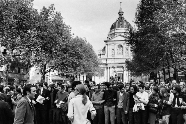 한때 프랑스 최고 대학이었던 소르본느 대학은 ‘68혁명’ 때 고등학생들의 요구로 해체됐다. 당시 소르본느 대학 앞에 모인 학생들. 부산일보DB