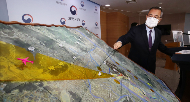 김수삼 김해신공항 검증위원장이 17일 정부서울청사에서 김해신공항 검즈위원회의 검증 결과를 발표하고 있다. 김종호 기자 kimjh@