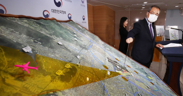 김수삼 김해신공항 검증위원장이 17일 정부서울청사에서 김해신공항 검증위원회의 검증 결과를 발표하고 있다. 김종호 기자 kimjh@