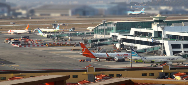 국무총리실 김해신공항 검증위원회가 김해신공항 타당성 검증 결과를 발표한 17일 오후 부산 강서구 김해국제공항 계류장에 비행기들이 줄지어 서 있다. 정종회 기자 jjh@