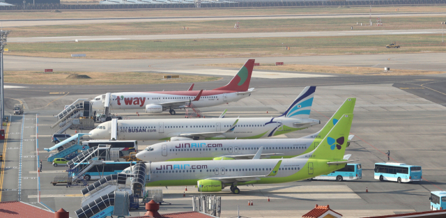 국무총리실 김해신공항 검증위원회가 17일 김해신공항 타당성 검증 결과를 발표했다. 이날 오후 부산 강서구 김해국제공항 계류장에 비행기들이 줄지어 서 있다. 정종회 기자 jjh@