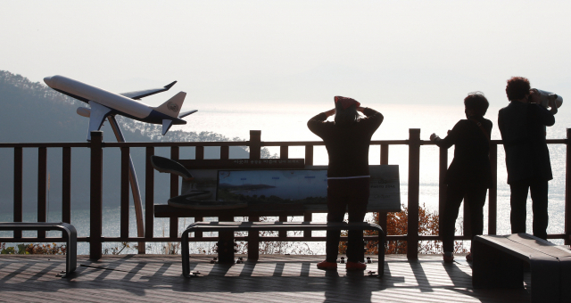 17일 부산 강서구 대항동 대항전망대에 가덕신공항을 염원하는 항공기 모형이 설치돼 있다. 김경현 기자 view@