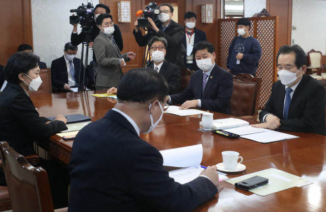 정세균(맨 오른쪽) 국무총리가 17일 정부서울청사에서 열린 김해신공항 검증 후속 관계장관회의에서 모두 발언을 하고 있다. 김종호 기자 kimjh@