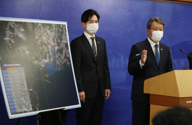 17일 오후 변성완 부산시장 권한대행이 김해신공항 검증위원회 검증 결과발표와 관련해 부산시청에서 긴급 입장문을 발표하고 있다. 정대현 기자 jhyun@
