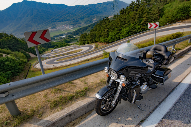 지리산 지안재 투어 중 잠시 쉬고 있는 바이크. 할리데이비슨 부산점 제공