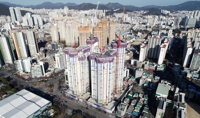 국토교통부가 부산 해운대‧수영‧동래‧연제‧남구를 조정대상지역으로 지정하는 방안을 공식 발표했다. 지정효력은 20일부터다.사진은 동래구와 연제구 아파트 지역 모습. 부산일보 DB