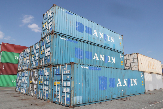 2017년 3월 8일 부산항 북항의 한 부두에 40년 역사를 뒤로 하고 파산한 한진해운 로고가 지워진 컨네이너가 쌓여 있다. 연합뉴스