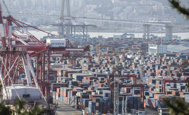 지난 5일 부산항 북항 감만부두에 수출입 컨테이너가 가득 쌓여 있다. 연합뉴스