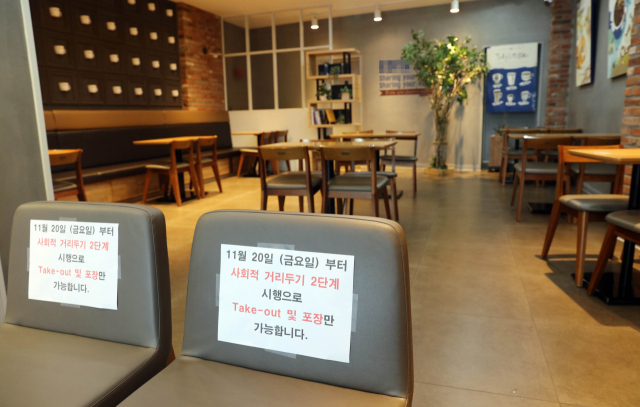 전남 순천시가 전국에서 처음으로 20일부터 사회적 거리두기를 2단계로 격상한 가운데 순천시의 한 프랜차이즈 카페가 한산한 모습을 보이고 있다. 연합뉴스