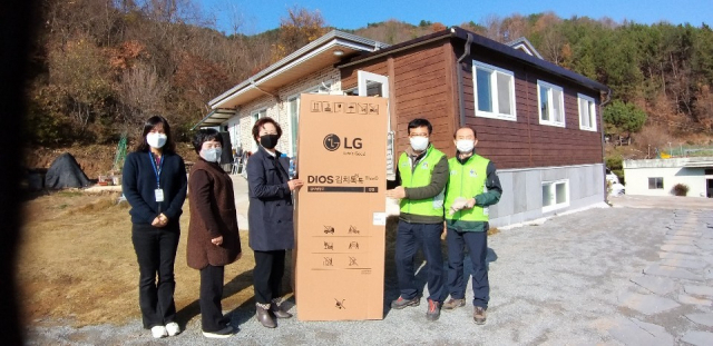 주택관리공단 경남지사 ‘KOHOM 행복나눔’ 봉사단은 지난 20일 진주시 집현면에 있는 진주발달장애인 주간활동제공기관을 찾아 홈누리사업을 폈다. 주택관리공단 제공