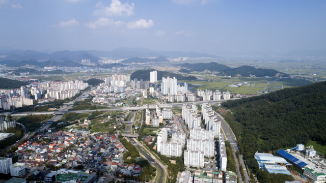 장유신도시를 중심으로 한 대규모 도시개발사업과 부산 규제지역 지정 등의 영향으로 김해 부동산시장이 다시 들썩거리고 있다. 무계지구와 신문지구 개발사업 등이 진행 중인 김해 장유 신도시 모습. 부산일보DB