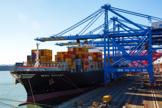 부산항 신항 하역 장면. 부산일보DB