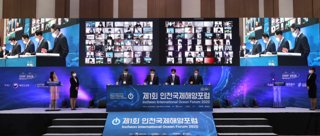 ‘제1회 인천국제해양포럼(Incheon International Ocean Forum 2020)’ 폐막일인 20일 주요 참석자들이 ‘지속가능한 해양산업 진흥 위한 협의체’인 ‘Ocean Leaders Network’ 창설을 제안하고 옥새 퍼포먼스를 하고 있다. 왼쪽부터 조성부 연합뉴스 대표이사, 박남춘 인천시장, 박준영 해양수산부 차관, 최준욱 인천항만공 사장. 인천항만공사 제공