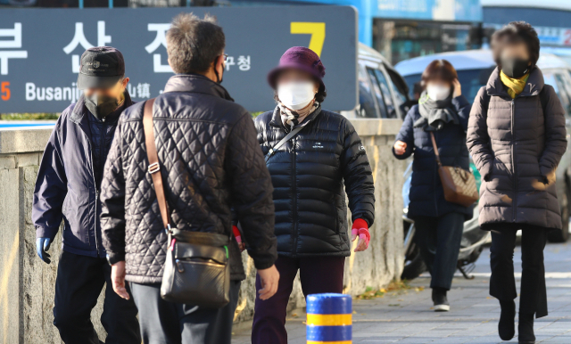 부산 최저기온이 4.3도를 기록해 쌀쌀한 날씨를 보인 23일 오전 동구의 한 거리에서 행인들이 두터운 옷차림으로 지나가고 있다. 정종회 기자 jjh@