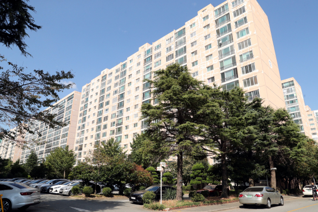 예비안전진단에서 ‘안전진단 실시 불필요’ 결정을 받아 재건축 진행에 발목이 잡힌 부산 동래럭키아파트. 강원태 기자 wkang@