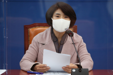 더불어민주당 한정애 정책위의장이 24일 오전 서울 여의도 국회에서 열린 원내대책회의에서 발언하고 있다. 연합뉴스