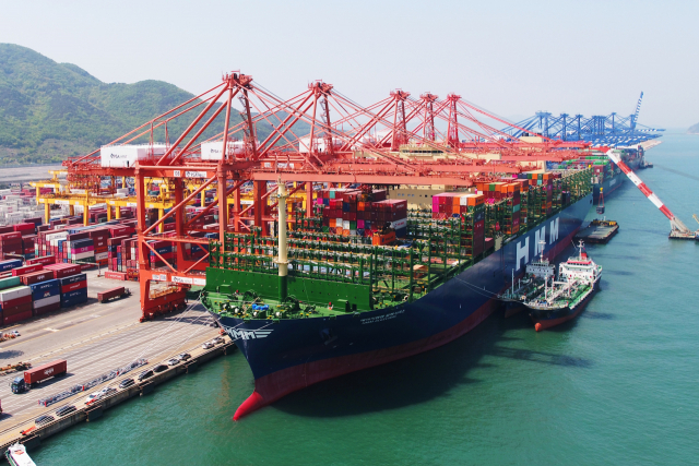 지난 4월 23일 명명식을 가진 세계 최대 크기의 컨테이너 선박‘HMM 알헤시라스호’가 출항에 앞서 부산신항에서 컨테이너를 선적하는 모습. 해수부 제공