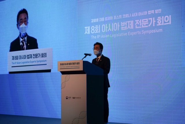 25일 오후 서울 밀레니엄 서울힐튼에서 ‘감염병 대응 법제와 포스트 코로나 시대 아시아 협력 방안’을 주제로 열린 제8회 아시아 법제 전문가 회의에서 이강섭 처장이 개회사를 하고 있다. 법제처 제공