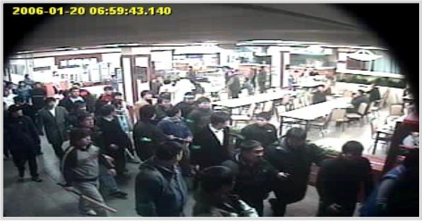 사진은 2006년1월 신20세기파 조직원 60명이 흉기를 들고 부산 영락공원 장례식장에 난입해 칠성파 조직원들과 싸우는 장면. 부산일보DB