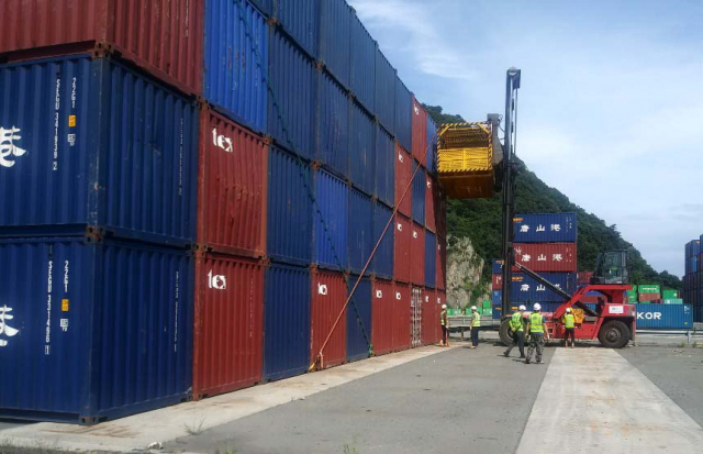 부산항에서 노동자들이 컨테이너 고정·고박 작업을 하는 모습. 부산항만공사 제공